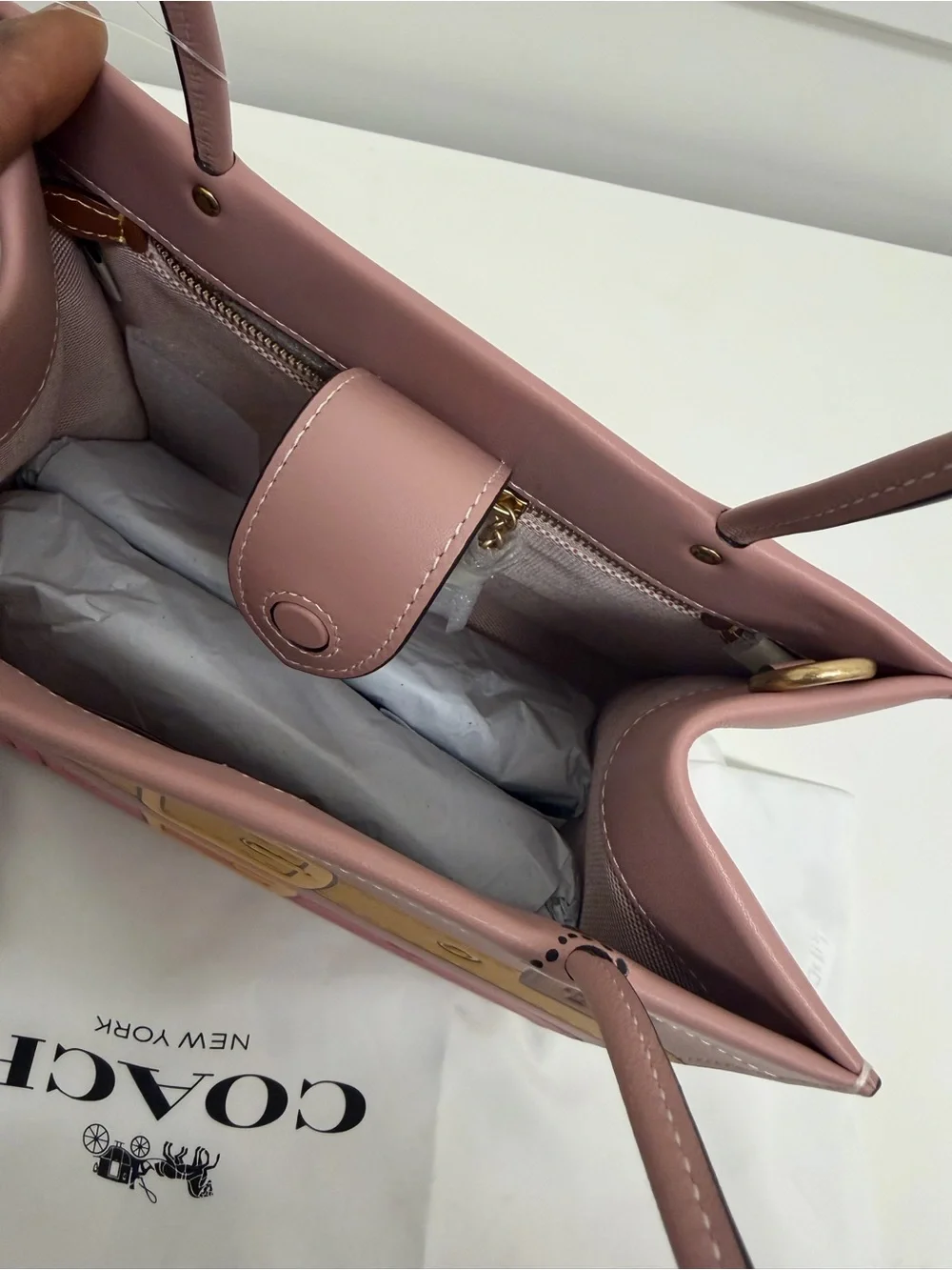 Coach Cashin Carry 22 With Trompe L'Oeil Print‎